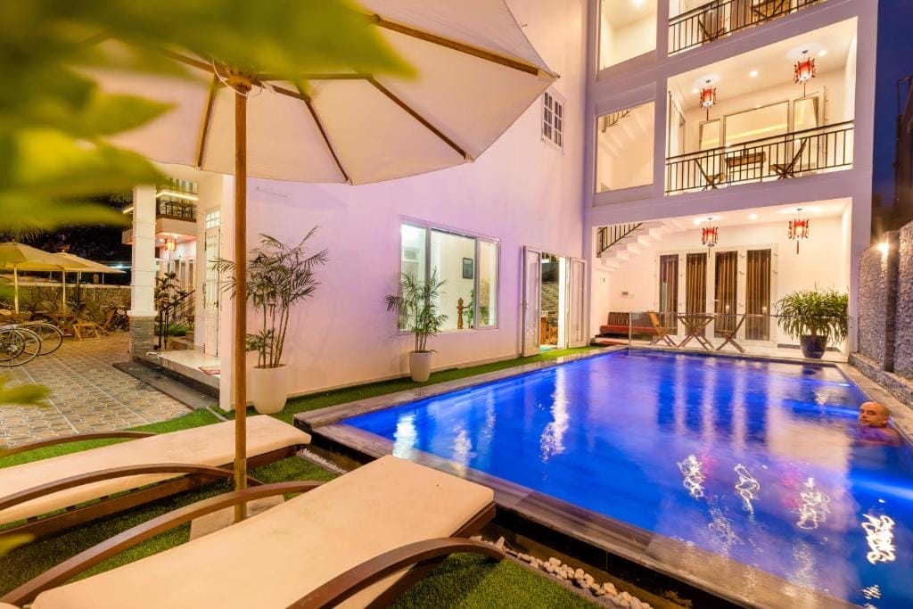 Homestay giá rẻ Hội An này mang đến cảm giác ấm áp quen thuộc, nhưng điều khiến nơi đây trở nên đặc biệt chính là khu vườn xanh mát rộng lớn. Hãy thử tưởng tượng: một buổi chiều nhẹ gió, bạn thong thả nhâm nhi tách trà dưới ánh đèn lồng lấp lánh, giữa không gian thiên nhiên yên bình, khoảnh khắc ấy chắc chắn sẽ khiến bạn muốn dừng lại thật lâu.
