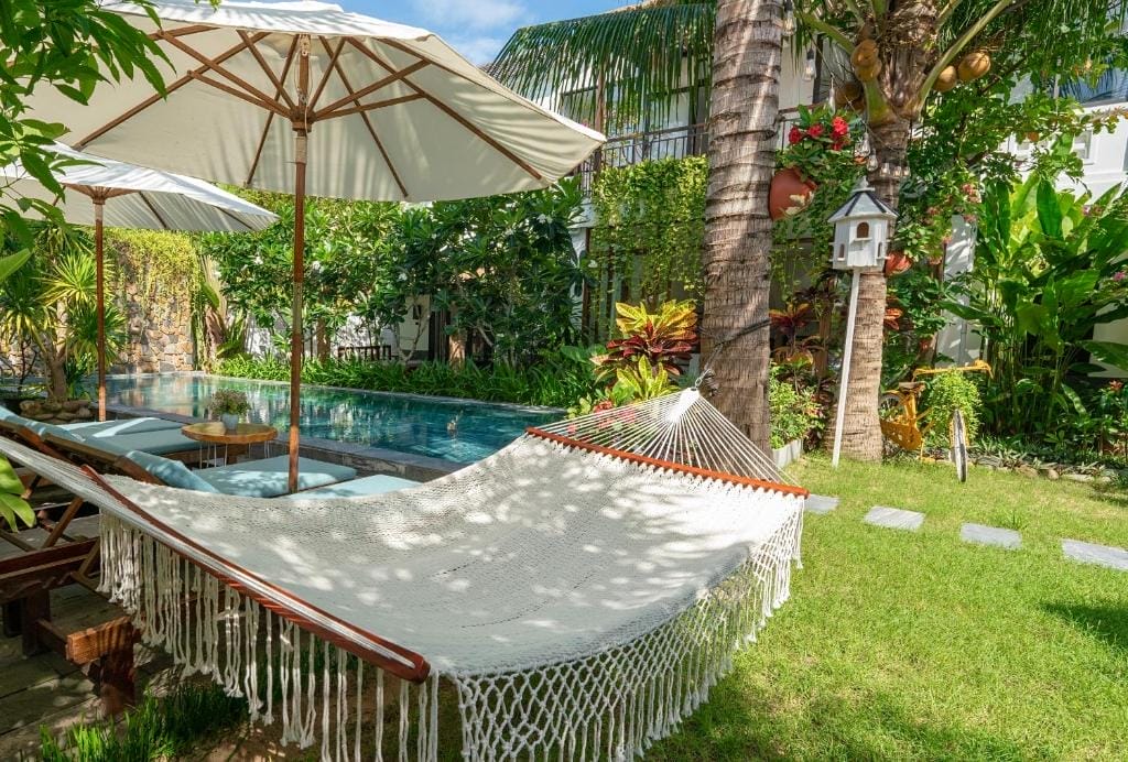 An Bang Garden là homestay giá rẻ Hội An như một khu vườn xanh mát ôm trọn những ngôi nhà nhỏ xinh xắn, tươi sáng. Mỗi phòng đều hướng ra khu vườn ngập tràn sắc xanh, nơi ánh nắng ban mai len lỏi qua từng kẽ lá, tiếng chim hót ríu rít đánh thức một ngày mới yên bình. Không gian bên trong được thiết kế theo phong cách hiện đại, tối giản nhưng tinh tế, với những góc ngồi thư giãn đầy nghệ thuật – lý tưởng cho những ai đang tìm kiếm sự bình yên giữa thiên nhiên trong lành.
