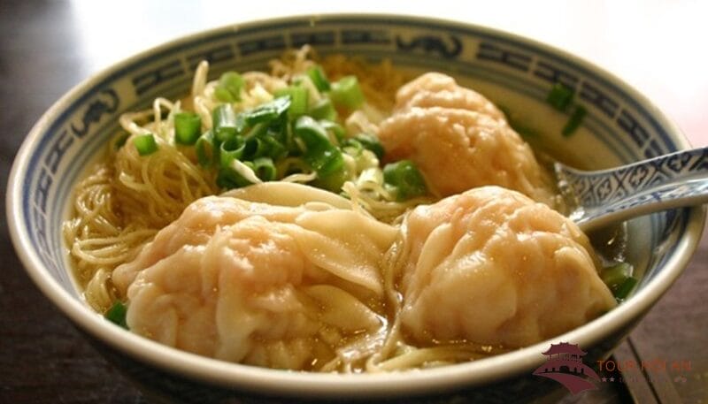 Đây là một trong những tiệm hoành thánh nổi tiếng tại phố cổ Hội An mà bạn nhất định nên ghé qua. Trước kia, quán do một người Hoa mở, sau này được người dân địa phương tiếp quản và tiếp tục giữ gìn hương vị truyền thống. Quán phục vụ hai món chính: hoành thánh nước và mì hoành thánh, ăn kèm với sa tế, nước tương và giấm đỏ – tạo nên hương vị đậm đà, lạ miệng mà khó nơi nào có được.