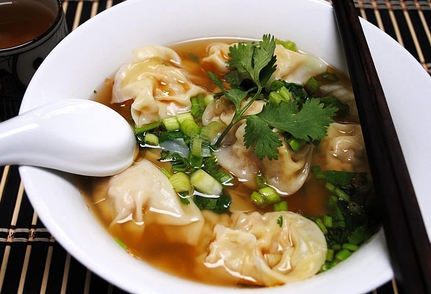 Nằm ngay trên con đường trung tâm Trần Phú nhộn nhịp, quán Thanh Thanh từ lâu đã trở thành điểm đến quen thuộc của nhiều du khách muốn thưởng thức hoành thánh chuẩn vị Hội An. Tại đây, thực khách có thể lựa chọn đa dạng các món như hoành thánh nước, hoành thánh chiên,... Mỗi miếng hoành thánh đều gây ấn tượng bởi lớp vỏ mỏng nhẹ, ôm trọn phần nhân đầy đặn, mềm mịn và dậy mùi thơm hấp dẫn – đủ khiến bất kỳ ai nếm thử một lần cũng khó lòng quên được hương vị đặc trưng ấy.