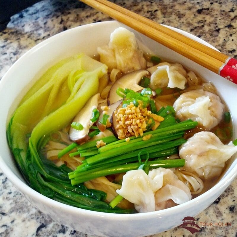 Vạn Lộc là một trong những nhà hàng lâu đời và nổi tiếng bậc nhất Hội An, với bề dày gần 100 năm phục vụ ẩm thực truyền thống miền Trung. Nơi đây không chỉ giữ trọn hương vị xưa mà còn chinh phục thực khách bởi món hoành thánh chiên hấp dẫn. Những miếng hoành thánh vàng ruộm, vỏ giòn rụm không hề ngấy dầu, được bày biện tinh tế và ăn kèm với nước sốt tương cà pha chế theo công thức gia truyền – tạo nên một trải nghiệm ẩm thực vừa đẹp mắt vừa khó quên.