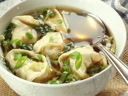 Bên cạnh những phiên bản mặn quen thuộc, hoành thánh Hội An còn có thể được biến tấu thành món chay đầy hấp dẫn. Tại Vegan Wonton Hoi An, bạn sẽ được thưởng thức hoành thánh nước hoặc chiên hoàn toàn thuần chay nhưng vẫn giữ được độ mềm mại của vỏ bánh, hương thơm đặc trưng của nhân và đặc biệt là phần nước dùng đậm đà, tròn vị chẳng kém gì món mặn.