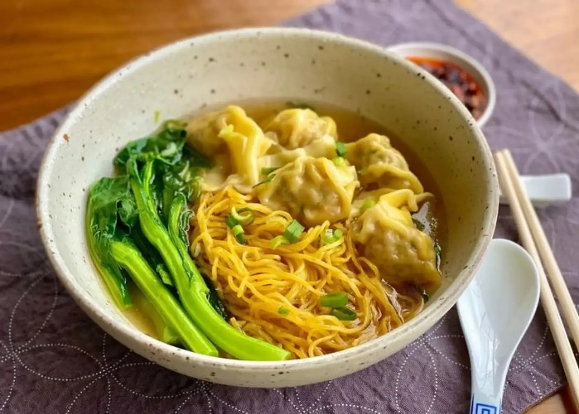 Hoành thánh nhân tôm thịt thơm ngọt: Phần hoành thánh thường được gói từ vỏ bánh mỏng và nhân là hỗn hợp tôm, thịt heo xay nhuyễn, nêm nếm vừa miệng. Khi luộc lên, hoành thánh mềm, căng bóng và dậy mùi thơm nhẹ, không bị ngấy.
