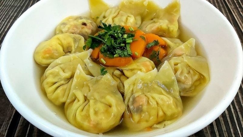Chợ Hội An là điểm dừng chân không thể thiếu nếu bạn muốn khám phá trọn vẹn tinh hoa ẩm thực phố cổ chỉ trong một buổi. Nơi đây tựa như một "thiên đường vị giác" với vô vàn món ngon hấp dẫn đang chờ bạn khám phá: từ cao lầu đậm đà, bánh đa xúc hến dân dã đến bánh bao, bánh vạc tinh tế. Đặc biệt, hoành thánh Hội An tại khu chợ này cũng là một món đáng thử, nổi bật với hương vị truyền thống và cách chế biến đậm chất bản địa.