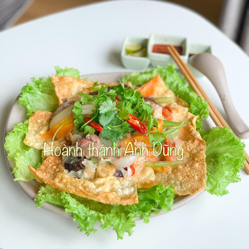 Nhắc đến địa chỉ thưởng thức hoành thánh ngon ở Hội An, quán Anh Dũng chắc chắn là cái tên không thể bỏ qua. Dù chỉ là một quán nhỏ mang phong cách bình dân, nhưng lại nổi tiếng khắp phố cổ bởi chất lượng món ăn. Mỗi bát mì hoành thánh tại đây đều khiến thực khách hài lòng với hương vị đậm đà, nguyên liệu tươi mới và topping đầy ắp – đúng chuẩn một tô "ngon, bổ, rẻ" giữa lòng Hội An.