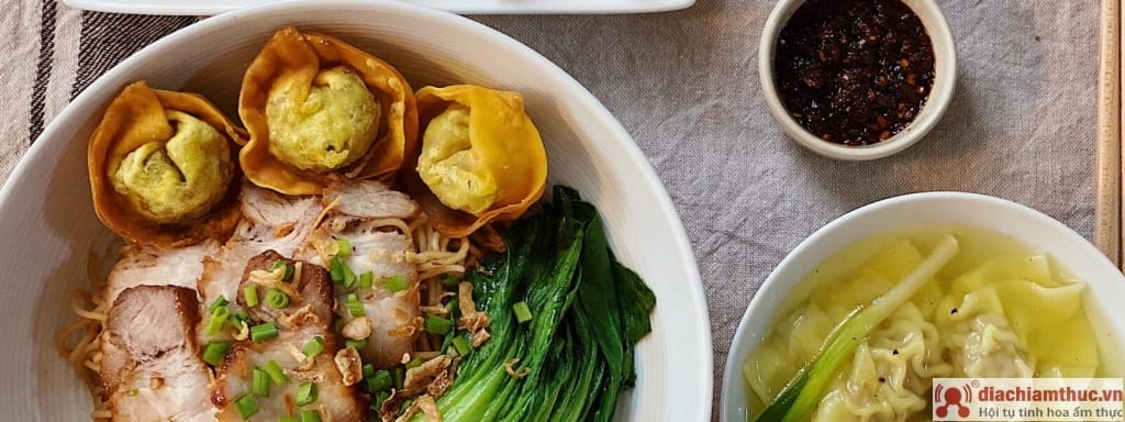 Đến Hội An, bạn nhất định không nên bỏ lỡ khu chợ đêm sôi động nằm trên con đường Nguyễn Hoàng. Nơi đây không chỉ là thiên đường ẩm thực với đủ món ngon ven đường như hoàng thánh Hội An, cao lầu và gánh hàng rong hấp dẫn, mà còn là điểm dạo chơi lý tưởng với hàng loạt gian hàng đèn lồng rực rỡ, quà lưu niệm xinh xắn và nhiều hoạt động thú vị. Chỉ cần tản bộ một vòng, bạn đã có thể cảm nhận trọn vẹn nét đẹp vừa náo nhiệt, vừa nên thơ rất riêng của phố cổ về đêm.