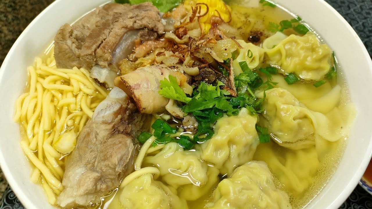 Vỹ Sơn là một trong những nhà hàng lâu đời và nổi tiếng tại khu phố cổ Hội An, được lòng thực khách bởi thực đơn phong phú với các món đặc sản trứ danh như cao lầu, phá lấu, bánh vạc, cơm gà,… và đặc biệt là hoành thánh Hội An. Trong đó, món hoành thánh chiên giòn rụm ăn kèm nước sốt chua ngọt đậm đà hương vị miền Trung chắc chắn sẽ khiến bạn thích thú ngay từ lần đầu nếm thử. Ngoài ra, bánh ướt cuốn thịt nướng cũng là một lựa chọn hấp dẫn không nên bỏ qua khi ghé thăm nơi đây.