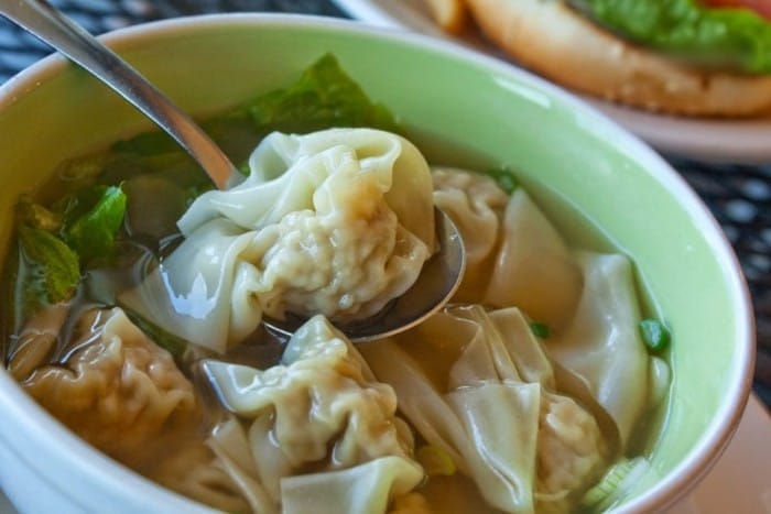 Nhắc đến địa chỉ thưởng thức hoành thánh ngon ở Hội An, quán Anh Dũng chắc chắn là cái tên không thể bỏ qua. Dù chỉ là một quán nhỏ mang phong cách bình dân, nhưng lại nổi tiếng khắp phố cổ bởi chất lượng món ăn. Mỗi bát mì hoành thánh tại đây đều khiến thực khách hài lòng với hương vị đậm đà, nguyên liệu tươi mới và topping đầy ắp – đúng chuẩn một tô "ngon, bổ, rẻ" giữa lòng Hội An.