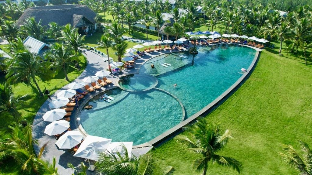 Bliss Hoi An Beach Resort & Wellness là một resort có hồ bơi Hội An 5 sao nằm bên bờ biển Bình Minh, cách trung tâm Hội An chỉ quanh 9–10 km, nổi bật với sự yên bình, riêng tư và tầm nhìn không giới hạn hướng ra đại dương xanh ngát.