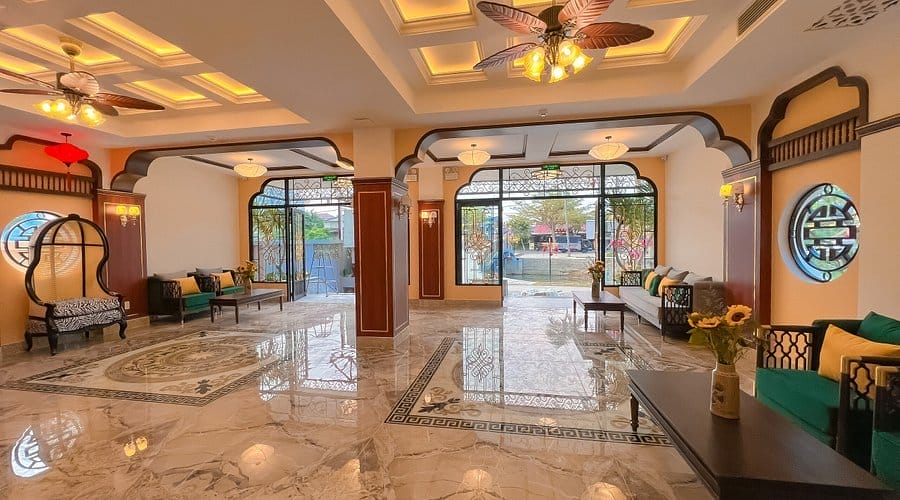 Về vị trí, Babylon Riverside nằm bên sông, chỉ mất khoảng 10–15 phút đi bộ để tới Phố Cổ hay Cầu Nhật Bản, giúp khách dễ dàng trải nghiệm cảnh sắc và văn hóa địa phương. Khách sạn còn cung cấp xe đạp miễn phí và dịch vụ đưa đón sân bay theo yêu cầu, phục vụ cả những ai muốn khám phá biển An Bàng hay bãi biển khác gần đó.