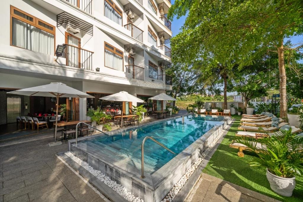 Khách sạn Raon Front Beach Hoi An (còn gọi là Hotel Front Beach) là một resort có hồ bơi Hội An 4 sao hiện đại, thoải mái nằm tại địa chỉ 14 Lạc Long Quân – khu Cam An, chỉ cách bãi Cửa Đại khoảng 200 m và bãi An Bàng chừng 1,2 km.Với vị trí lý tưởng như vậy, khách dễ dàng tận hưởng không khí biển nắng gió, và cũng thuận lợi di chuyển đến phố cổ Hoi An – chỉ mất khoảng 10 phút lái xe .