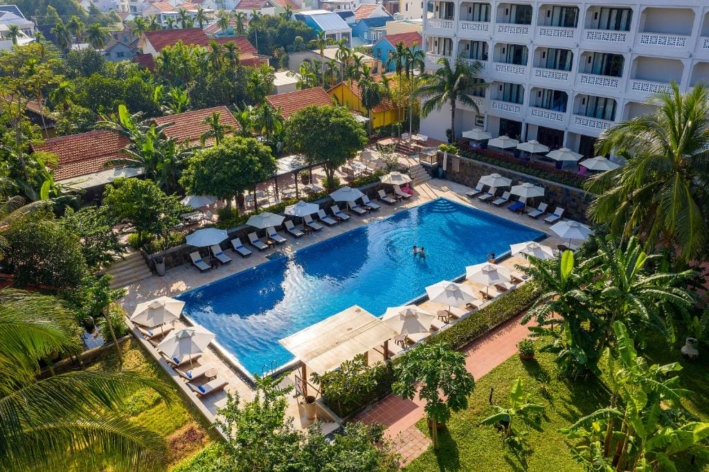 Các phòng nghỉ rộng rãi, trang nhã, trang bị đầy đủ tiện nghi như điều hòa, ban công nhìn ra sông hoặc hồ bơi, phòng tắm riêng hiện đại. Bạn còn có thể chọn phòng gia đình, phòng đôi kết nối, hoặc suite theo nhu cầu . Về vị trí, resort có hồ bơi Hội An này nằm tại số 47 Thoại Ngọc Hầu, phường Cẩm Phô – chỉ khoảng 600–800 m là đến Cầu Nhật Bản, chợ đêm và các điểm tham quan nổi tiếng. Đặc biệt, chính sách xe đạp miễn phí và xe đưa đón miễn phí đến bãi biển là điểm cộng lớn cho du khách.
