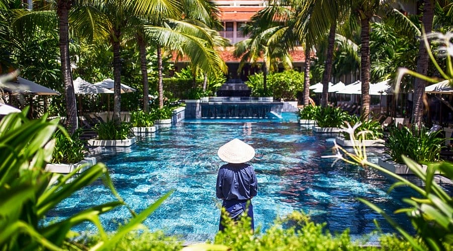 Almanity Hoi An Resort & Spa được thiết kế quanh một hồ bơi nhiệt đới rộng lớn, những ngóc ngách xanh mát, vườn Nhật tinh tế và hồ cá Koi thanh bình, nơi đây mang đến cảm giác bình yên, đậm chất thiền giữa nhịp sống Hội An.