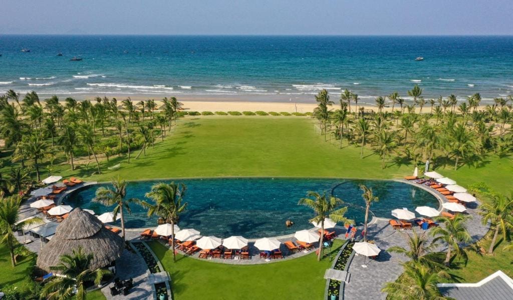 Tại trung tâm resort, hồ bơi vô cực dài 55 m nằm cạnh bãi biển mang đậm chất thư giãn, kèm theo khu vực jacuzzi riêng và có cả khu cho trẻ nhỏ. Không gian tập gym hiện đại hướng biển cùng phòng xông hơi, phòng spa, yoga và các lớp thiền là một lựa chọn tuyệt vời để chăm sóc sức khỏe và tinh thần.