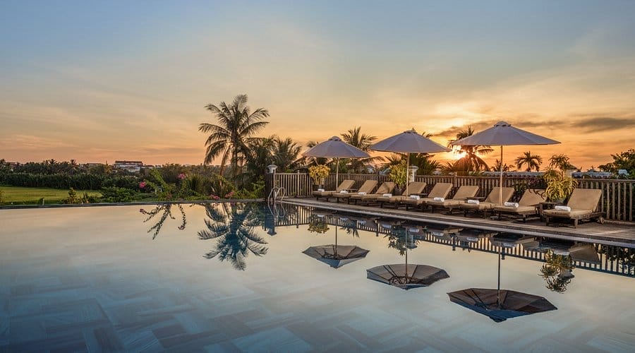 Legacy Hoi An Resort chỉ cách trung tâm phố cổ Hội An và bãi biển Cửa Đại khoảng 10 phút lái xe. Với thiết kế pha trộn hài hòa giữa dòng chảy văn hóa truyền thống và hơi thở hiện đại, khu nghỉ dưỡng này mang đến cảm giác thư thái ngay khi bạn bước chân vào khuôn viên xanh rợp bóng cây và hồ bơi lấp lánh.