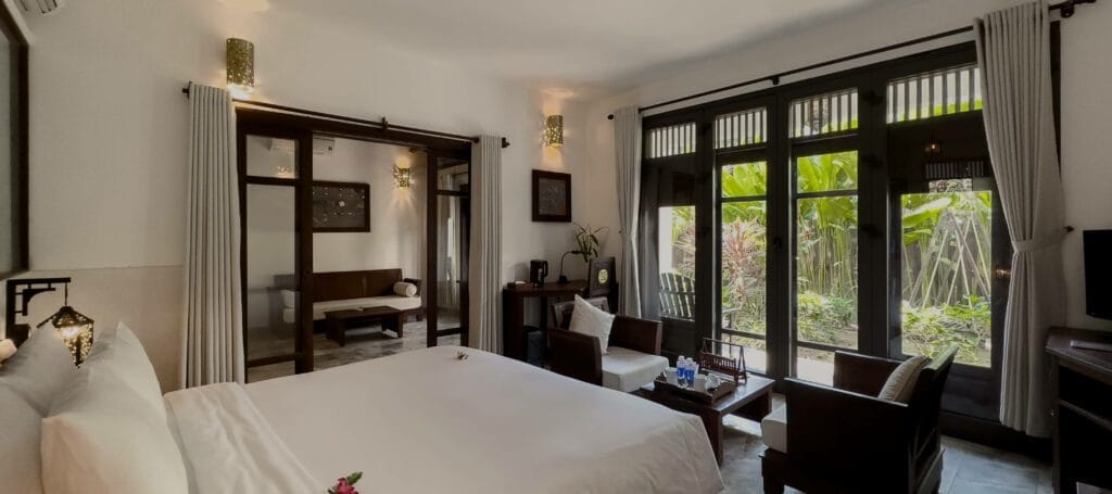 Các phòng nghỉ và biệt thự được chăm chút tỉ mỉ với nội thất bằng gỗ tự nhiên, bong bóng ánh sáng dịu, và có những tiện nghi như bồn tắm, TV LCD và minibar. Nhiều phòng có ban công riêng hướng ra vườn hoặc hồ bơi, cho trải nghiệm nghỉ dưỡng đong đầy theo nhịp sống chậm . Các loại phòng đa dạng từ phòng đôi, phòng gia đình cho đến biệt thự riêng biệt, đáp ứng nhu cầu nghỉ dưỡng của mọi du khách .
