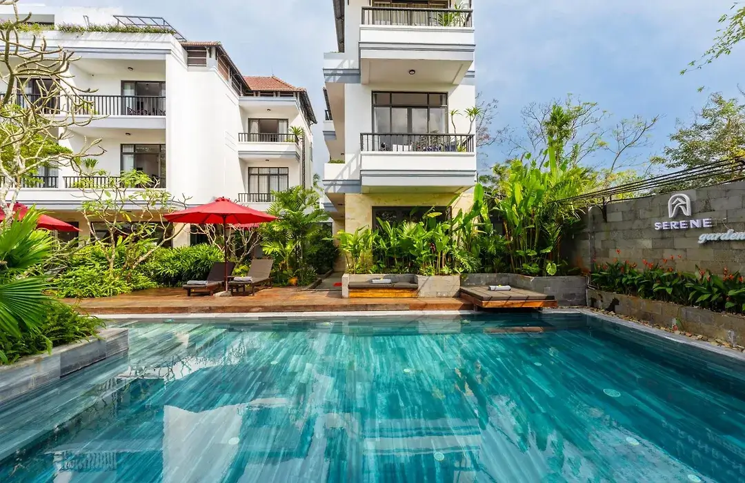 The Corner Riverside Villa là một chốn dừng chân yên bình bên dòng sông Thu Bồn thơ mộng, đây cũng là sự lựa chọn lý tưởng cho những ai đang tìm kiếm resort có hồ bơi Hội An để tận hưởng và thư giãn. Nằm trong khu vực làng gốm Thanh Hà, nơi vẫn giữ được vẻ đẹp truyền thống và không gian thoáng đãng, khách sạn cách Phố Cổ Hội An chỉ khoảng vài phút đi xe đạp hoặc tản bộ, đủ gần để dễ dàng khám phá nhưng cũng đủ xa để tránh khỏi sự ồn ào náo nhiệt.