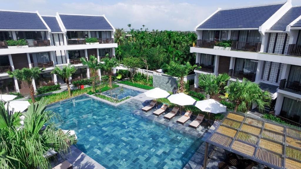 Senvila Boutique Hoi An Resort & Spa là một thiên đường nghỉ dưỡng ẩn mình ngay trung tâm Khu sinh thái Cẩm Thanh, cách phố cổ chỉ khoảng 10–15 phút đạp xe. Lấy cảm hứng từ hình ảnh bông sen bốn cánh, kiến trúc nơi đây khéo léo tạo nên không gian hài hòa với thiên nhiên, nơi mỗi cánh biệt thự vươn mình quanh bể bơi trung tâm như những cánh hoa khoe sắc giữa khu vườn nhiệt đới xanh ngát.
