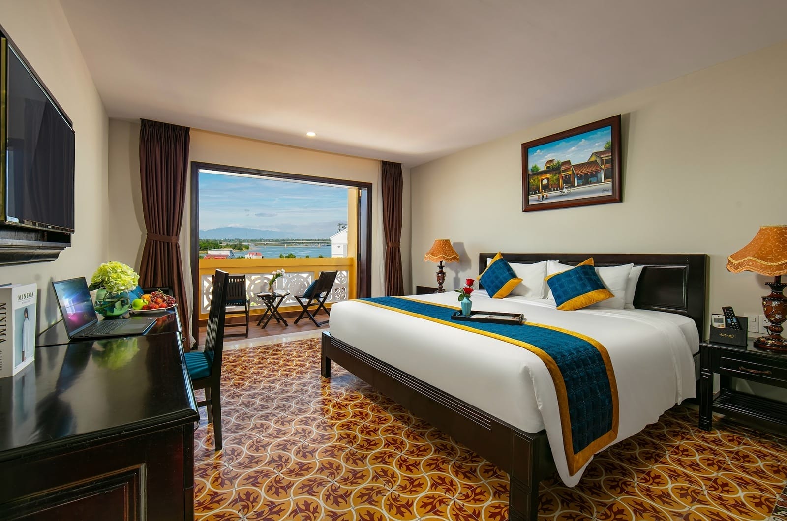 La Charm Hội An Hotel & Spa nằm tại địa chỉ 64 Đào Duy Từ, phường Cẩm Phô, Hội An, chỉ cách Chùa Cầu và phố cổ khoảng 8‑10 phút đi bộ. Tọa lạc trong một khu yên tĩnh nhưng vẫn dễ dàng tiếp cận trung tâm, nơi đây mang lại cảm giác bình yên, thư thái cho khách lưu trú. Kiến trúc của khách sạn hòa quyện tinh tế giữa nét hiện đại và những điểm nhấn truyền thống, nổi bật với tone vàng ấm, nền gạch và các chi tiết cổ điển phản ánh vẻ đẹp kiên cố nhưng đầy duyên dáng của Hội An xưa .