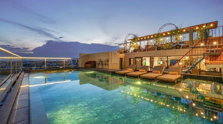 Khách sạn Hoi An Babylon Riverside Hotel & Spa mang đến một trải nghiệm hài hòa giữa kiến trúc hiện đại và nét đẹp văn hóa truyền thống xứ Hội. Mới được xây dựng theo tiêu chuẩn 4 sao, nơi đây gồm 50 phòng ngủ thiết kế đa dạng, trang bị đầy đủ tiện nghi như điều hòa, TV màn hình phẳng cùng minibar, tạo nên không gian nghỉ dưỡng vừa tiện nghi, vừa ấm cúng. Nhiều phòng có ban công hướng ra sông hoặc hồ bơi, từ đó bạn dễ dàng đắm mình trong khung cảnh thơ mộng khi màn đêm buông xuống.
