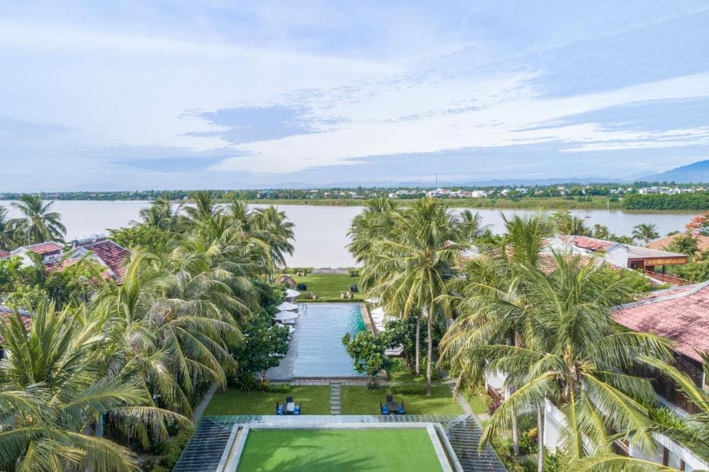 Emerald Hoi An Riverside Resort là resort có hồ bơi Hội An nằm yên bình bên bờ sông Thu Bồn, khu nghỉ dưỡng chỉ cách Phố Cổ cổ kính khoảng 5 phút đi bộ, mang đến tầm nhìn thư giãn ra vườn, hồ bơi xanh mát và dòng sông nhẹ nhàng chảy quanh