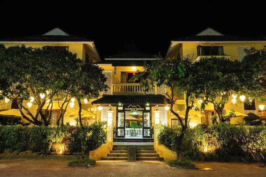 Ancient Haven Hoi An, tọa lạc tại số 27 Đào Duy Từ, Phường Minh An, là một khách sạn 3–4 sao đậm phong cách Á Đông tinh tế, nơi du khách có thể trải nghiệm sự kết hợp hài hòa giữa tiện nghi hiện đại và vẻ đẹp hoài cổ của phố Hội. 