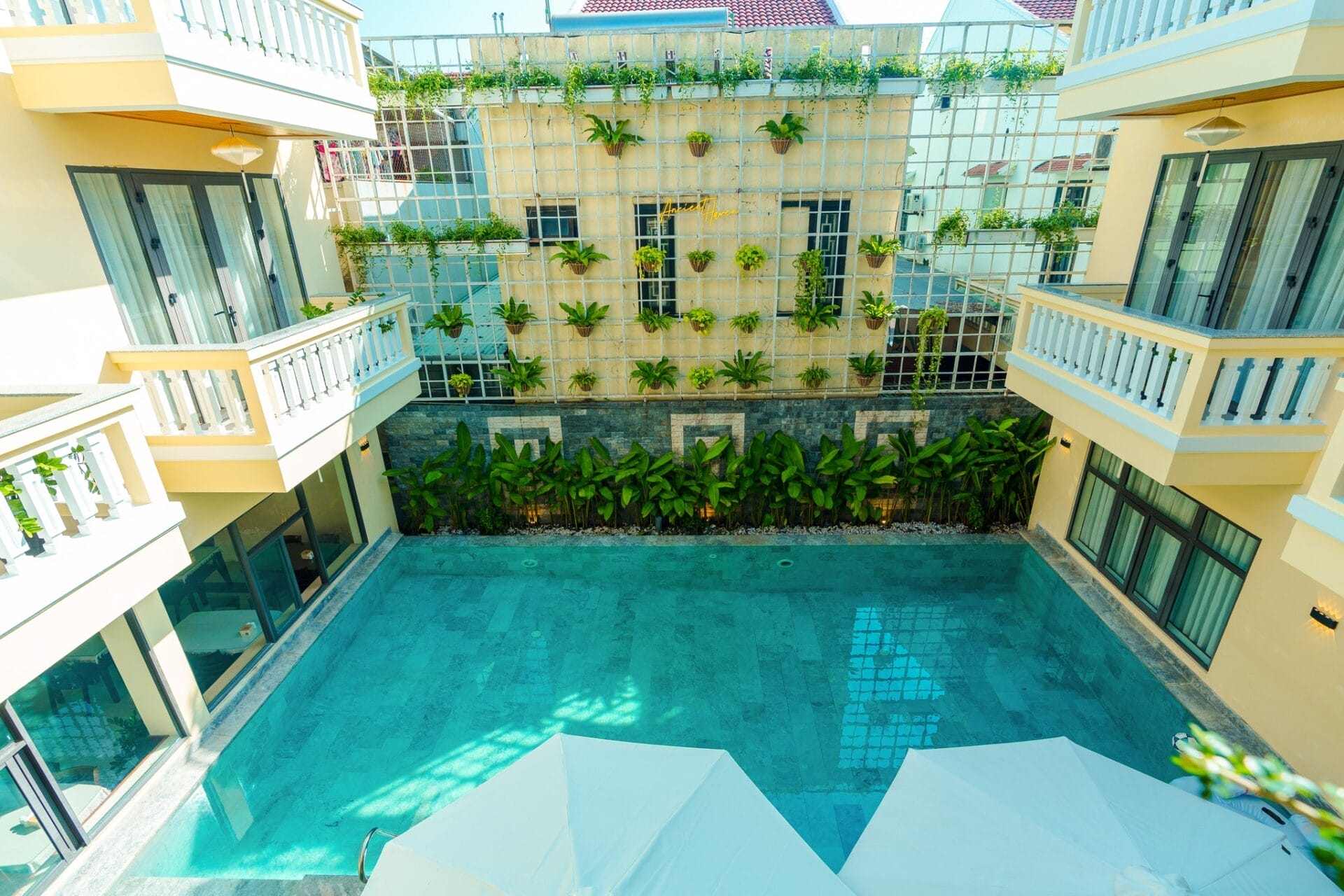 Mỗi phòng của khách sạn đều được thiết kế thanh lịch và thông thoáng. Bạn sẽ thấy máy lạnh, TV màn hình phẳng, minibar, ấm điện, phòng thay đồ, phòng tắm hiện đại có cả vòi sen và bồn tắm, khăn choàng cùng đồ dùng cá nhân – những chi tiết nhỏ đầy chu đáo để nâng tầm trải nghiệm của khách . Nhiều phòng còn có ban công riêng nhìn ra hồ bơi hay vườn, mang đến không gian thư thái tuyệt vời.