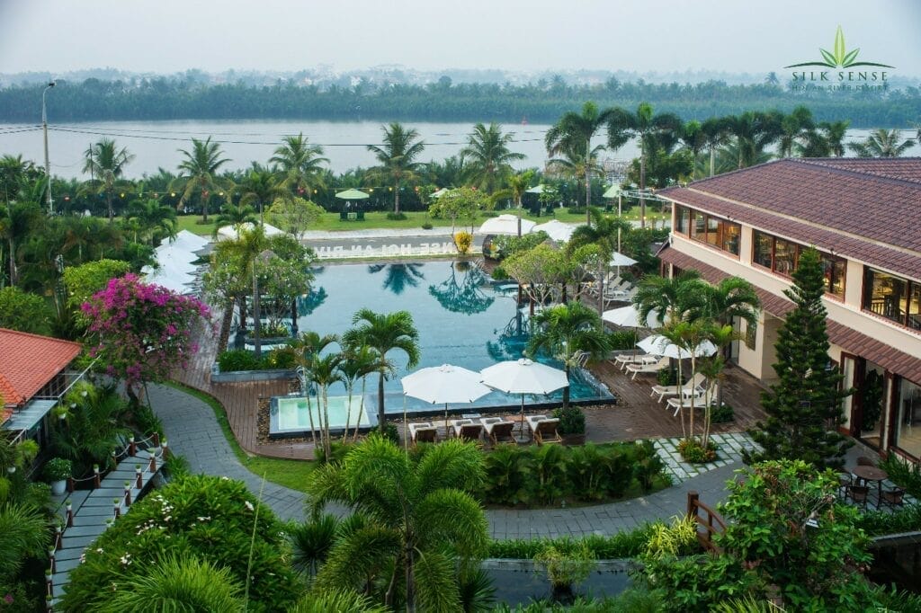 Silk Sense Hoi An River Resort là khu nghỉ dưỡng 5 sao mang đậm dấu ấn bản địa và kiến trúc Á – Âu hài hòa, nằm yên bình bên bờ sông Cổ Cò, chỉ cách biển Hội An vài trăm mét và sân bay quốc tế Đà Nẵng khoảng 35 phút lái xe. Từ phút đầu đặt chân, du khách sẽ cảm nhận rõ sự kết hợp tinh tế giữa nét văn hóa truyền thống làng nghề tơ lụa Quảng Nam và tiêu chuẩn phục vụ cao cấp chuẩn quốc tế