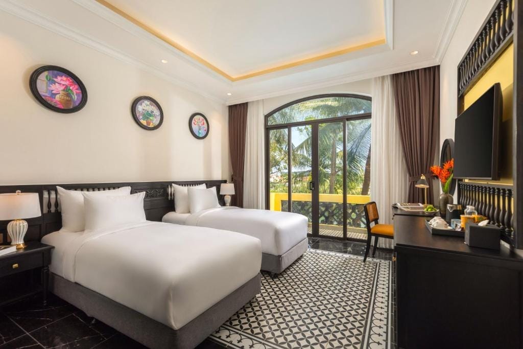 Dịch vụ khách hàng tại Nesta được đánh giá tuyệt vời (điểm 9.7/10 trên Booking, 10/10 cho nhân sự) – đội ngũ lễ tân tận tâm từ lúc đón đến lúc tiễn, cơ sở vật chất sạch đẹp, chất lượng và nhiều tiện ích miễn phí như đưa đón sân bay, giữ xe, Wi-Fi và xe đạp khám phá địa phương.