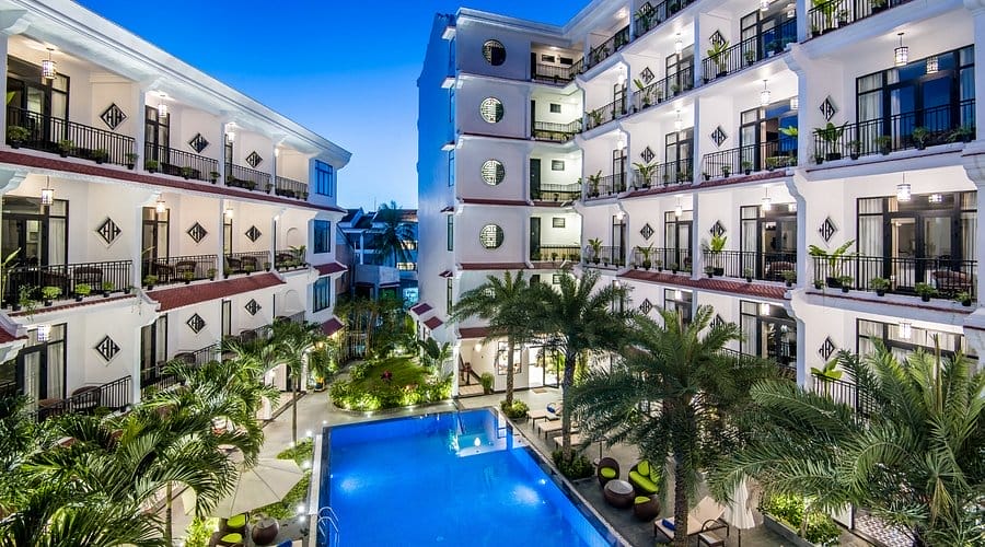 Hadana Boutique Resort Hội An mang trong mình nét duyên dáng và bản sắc văn hóa đặc trưng của vùng đất Hội An. Với 95 phòng & suite được chăm chút tỉ mỉ, mỗi không gian đều sở hữu ban công riêng – nơi bạn có thể chìm đắm trong khung cảnh yên bình: từ thành phố cổ kính, khu vườn hồ bơi phủ bóng cây cọ đến cánh đồng lúa mênh mông. 