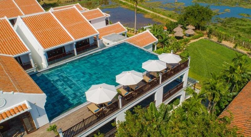 Hoi An Ancient House Resort & Spa mang chiều sâu văn hóa với lối kiến trúc gần gũi và khuôn viên xanh mát. Thiết kế gợi lại nét đặc trưng của Hội An xưa – mái ngói đất nung, những con đường nhỏ quanh vườn và ao nước yên tĩnh, tạo nên cảm giác thân thuộc như đang trở về “nhà xưa” 