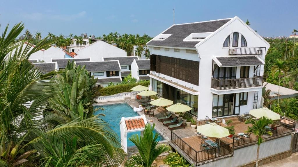 Resort đẹp Hội An này gồm 12–14 phòng nghỉ dạng villa và deluxe, mỗi căn đều hướng ra vườn xanh mát hoặc hồ nước nhỏ. Nội thất trang nhã, giường êm, trang bị điều hòa, tủ lạnh minibar, TV màn hình phẳng, Wi‑Fi miễn phí, thậm chí có cả ban công hoặc sân hiên riêng cho một số phòng.Phòng tắm sạch sẽ, có áo choàng tắm, tạp dề học nấu ăn và máy sấy – rất chu đáo và tiện lợi.