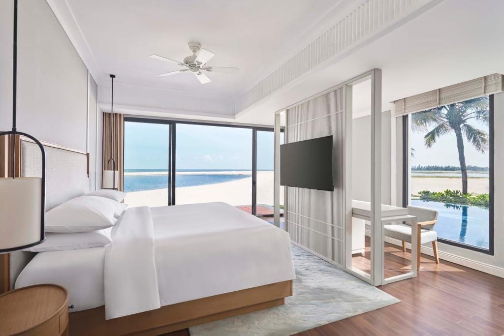 Renaissance Hội An Resort & Spa là một khu nghỉ dưỡng 5 sao hiện đại nằm ngay bên bờ biển Cửa Đại, chỉ mất vài phút lái xe để đến phố cổ rực rỡ đèn lồng Hội An. Với thiết kế tinh tế và phong cách thanh lịch, nơi đây mang đến cảm giác gần gũi với thiên nhiên đủ để bạn cảm nhận sự bình yên của biển chiều mà vẫn giữ được nét sang trọng của tiêu chuẩn quốc tế.