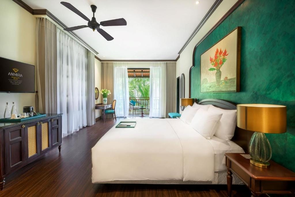 Anmira Resort & Spa Hoi An có lối kiến trúc Á Đông tinh tế và tiện nghi hiện đại 5 sao. Khu nghỉ dưỡng chỉ cách phố cổ chừng 2 km và bãi biển 2,8 km, mang đến sự tiện lợi cho cả khách yêu thích khám phá văn hóa lẫn thiên nhiên.