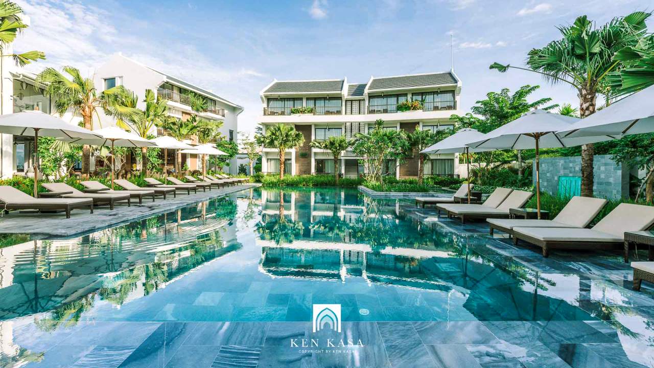 Senvila Boutique Resort & Spa tại Hội An điểm đến hòa quyện giữa sự yên bình và đẳng cấp, nằm cách trung tâm Phố cổ chỉ vài phút đi xe đạp hoặc taxi. Tọa lạc trong vùng sinh thái Cẩm Thanh, nơi đây được thiết kế lấy cảm hứng từ cánh hoa sen, với 4 khối nhà bao quanh hồ bơi trung tâm cuốn hút.