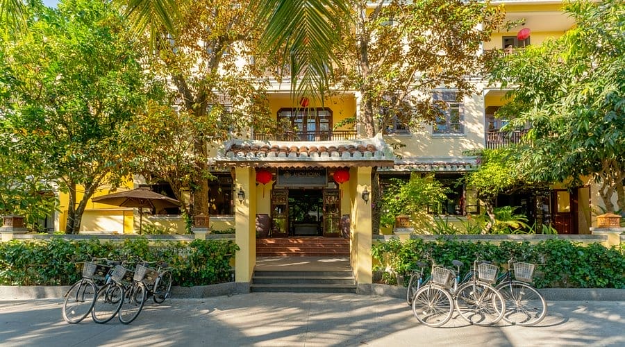 Ahoy Hoi An Boutique Resort & Spa nép mình trong khu vườn nhiệt đới rợp bóng cây xanh trên đường Cửa Đại, giữa sự giao thoa tinh tế của văn hóa Hội An xưa và phong cách thiết kế hiện đại. Tên gọi “Ahoy” – lời chào của thủy thủ thời xưa – như một lời mời gọi thân thiện, mở ra trải nghiệm nghỉ dưỡng vừa mộc mạc, ấm cúng, vừa sang trọng trường tồn