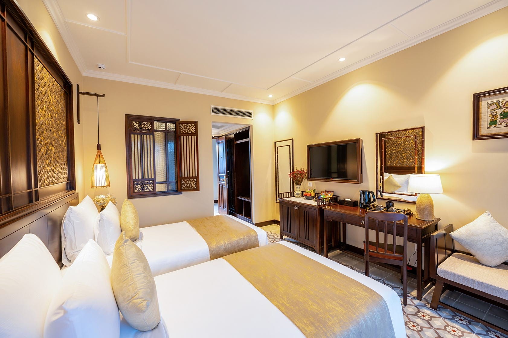 Không gian khách sạn được du khách khen ngợi vì sự yên tĩnh nhưng vẫn rất thuận tiện để tới Phố cổ (khoảng 2,5 – 3 km), cùng thái độ phục vụ thân thiện, tươi cười, chuyên nghiệp của đội ngũ lễ tân và nhân viên, luôn tận tâm hỗ trợ từng chi tiết nhỏ như đặt tour, trang trí phòng cho dịp đặc biệt, tư vấn điểm đến hay trao lời chúc mừng nụ cười trong sáng mỗi sáng. Trên Booking.com resort được đánh giá 9.4/10, Tripadvisor 4.4/5 – cao cả về cơ sở vật chất, dịch vụ, sự thoải mái và giá trị mang lại.