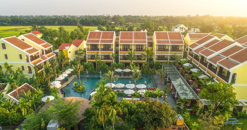 La Siesta Hoi An Resort & Spa là resort chỉ cách Phố cổ Hội An khoảng vài phút lái xe. Resort được xây dựng giữa những cánh đồng lúa xanh rì và góc làng truyền thống, khu nghỉ dưỡng này không chỉ mang tới không gian thư giãn mà còn tạo nên sự hòa quyện tinh tế giữa vẻ đẹp thiên nhiên bản địa và phong cách kiến trúc hiện đại pha lẫn nét Á–Âu