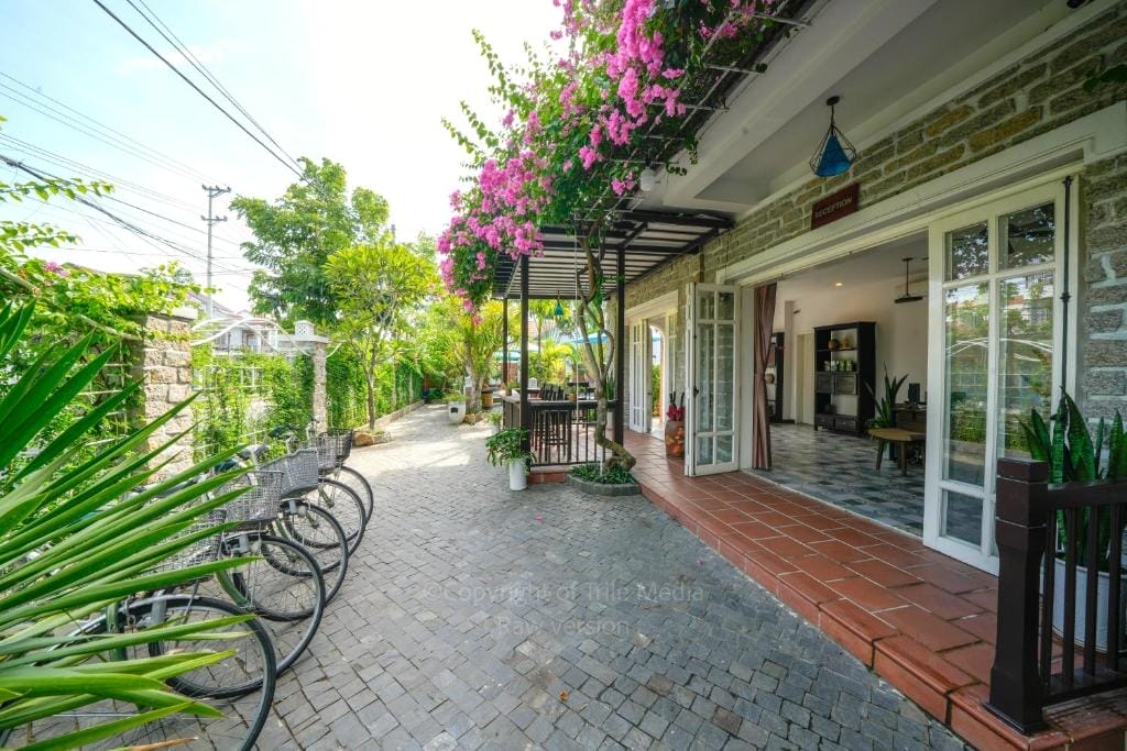 The Cliff Boutique Village, còn được biết đến với cái tên Blooms Boutique Village hay Ancient Garden Boutique Hoi An, là một resort gần phố cổ Hội An 4 sao nằm tại khu vực Tan An, Hoi An – chỉ vài phút đi bộ đến chùa Phước Lâm và chợ địa phương. Với vị trí lý tưởng cách Phước Lâm khoảng 150 m và chỉ mất 5 phút để đến chùa Chuc Thanh, nơi này mang đậm nét văn hóa truyền thống kết hợp với sự tiện nghi hiện đại.