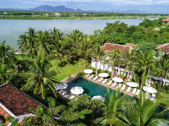 Tại đây, bạn có thể thư thái tại hồ bơi ngoài trời hoạt động từ 7:00 đến 21:00, nơi có ghế nằm và ô dù xen giữa bóng râm mát từ cây cối bao quanh . Phía trên, ở tầng 1, là phòng gym đầy đủ trang thiết bị, phục vụ nhu cầu tập luyện hàng ngày của bạn . Khách còn có thể mượn xe đạp miễn phí để dạo quanh phố cổ, cảm nhận nhịp sống đậm chất truyền thống vùng miền .