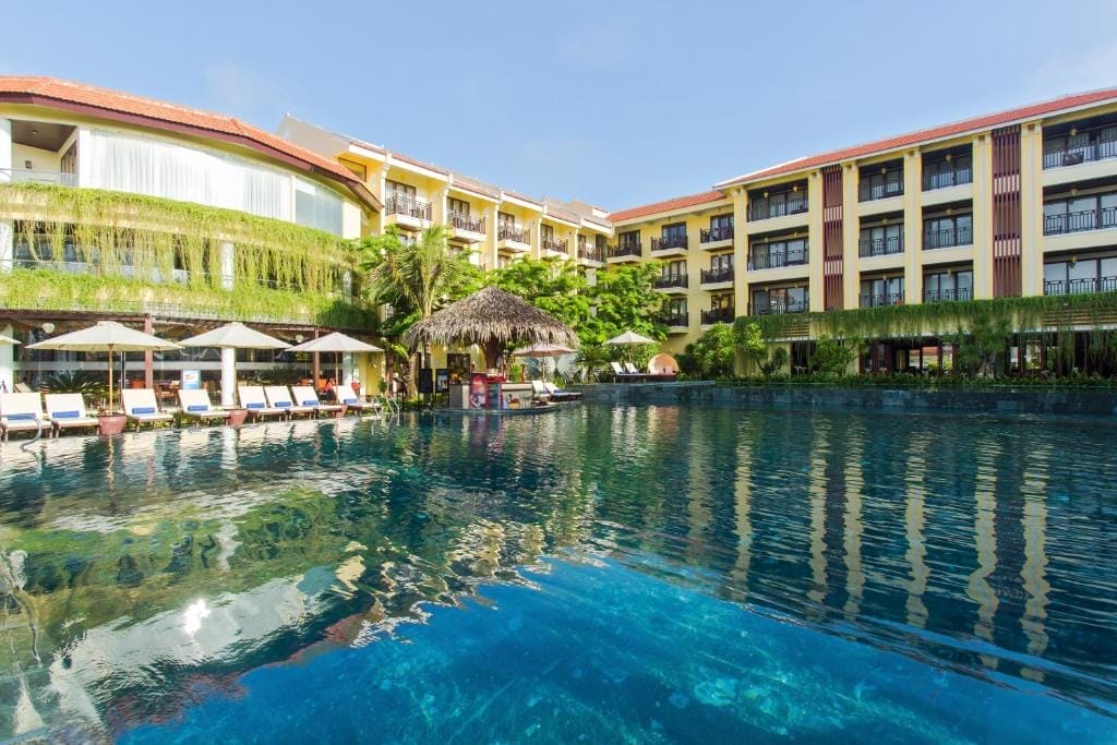 Khu nghỉ dưỡng cũng là lựa chọn lý tưởng cho hội họp và sự kiện, với các phòng tiệc, hội nghị cùng gói tổ chức cưới hỏi và các buổi tiệc ngoài trời ngay bên hồ bơi hoặc trong khu vườn tư nhân, hỗ trợ đầy đủ từ ăn uống đến trang trí theo nhu cầu .