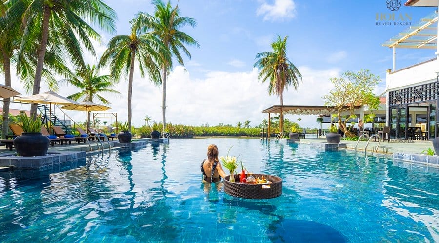Khu nghỉ dưỡng Hoi An Beach Resort (4 sao) mang đến cho bạn một trải nghiệm vừa thân quen vừa tinh tế khi nằm nhẹ nhàng giữa dòng sông Đế Võng lãng mạn và bãi biển Cửa Đại xanh mát. Với tên gọi “Ốc đảo bình yên nơi dòng sông gặp biển”, nơi đây ẩn chứa sự hòa quyện của thiên nhiên và kiến trúc truyền thống Việt, cách Phố cổ Hội An chỉ khoảng 4 km và sân bay Đà Nẵng khoảng 45 phút lái xe.