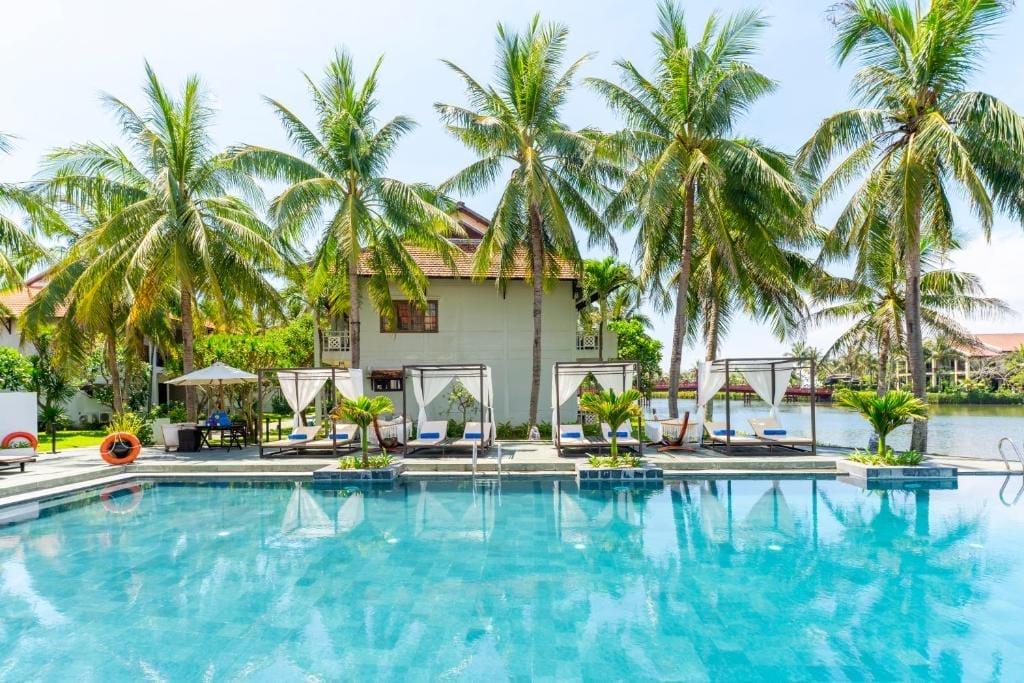Resort gồm 121 phòng và villa được thiết kế theo phong cách làng Việt xưa: mái ngói đỏ, tường vàng ấm áp, và ban công riêng nhìn ra vườn, sông hoặc biển. Nội thất hiện đại như TV LCD, minibar, máy pha trà/cà phê và két sắt được bố trí hài hòa, kèm theo phòng tắm sang trọng có bồn tắm và vòi sen.