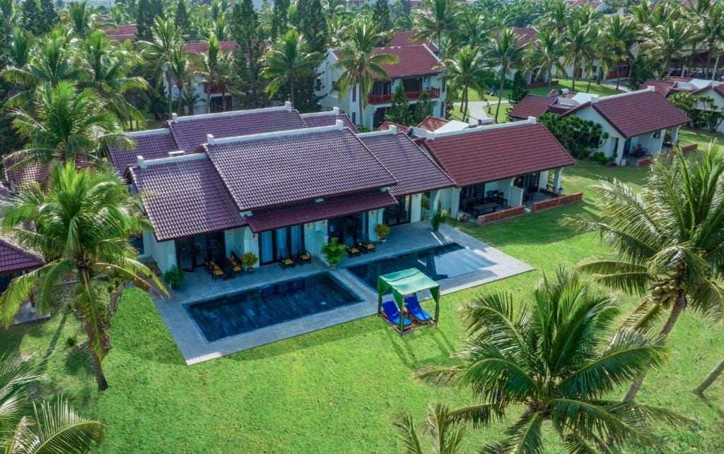 Palm Garden Beach Resort & Spa ở Hội An thực sự là một bản hòa ca của thiên nhiên và kiến trúc truyền thống Việt Nam, trải dài trên khoảng 5 hecta vườn nhiệt đới rợp bóng cây dừa và hơn 400 loại cây bản địa, với khuôn viên nhìn thẳng ra bãi biển Cửa Đại cát trắng mịn trải dài khoảng 220 mét . Khu resrort gần phố cổ Hội An này gây ấn tượng sâu sắc không chỉ bởi quy mô mà còn bởi sự kết hợp tinh tế giữa sân vườn xanh mướt và kiến trúc mang đậm dấu ấn Việt, giúp du khách cảm nhận được hơi thở văn hóa địa phương ngay khi đặt chân đến.