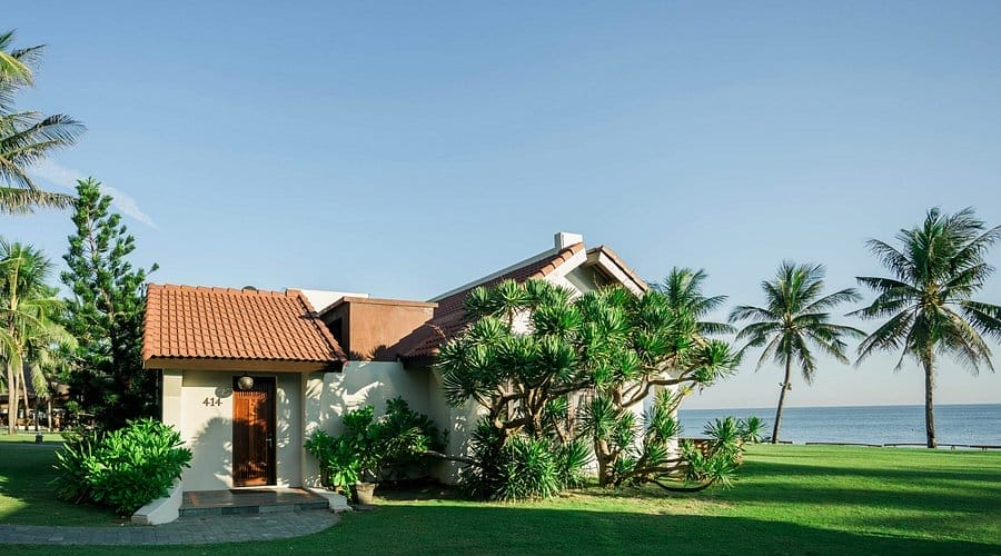 Trên tổng số 210 phòng, biệt thự và suite được bài trí trang nhã, Palm Garden mang đến nhiều lựa chọn linh hoạt phù hợp với nhu cầu của từng cá nhân hoặc gia đình. Từ những phòng Deluxe có ban công hướng biển đến bungalow sát bờ cát, mỗi không gian đều được thiết kế mang hơi hướng truyền thống nhưng vẫn đảm bảo tiện nghi hiện đại như phòng tắm riêng có bồn tắm hoặc vòi sen, đồ uống chào đón, trà café miễn phí và két an toàn . Rộng rãi, thoáng đãng, mỗi phòng là một điểm nghỉ dưỡng yên bình sau ngày dài khám phá Hội An.