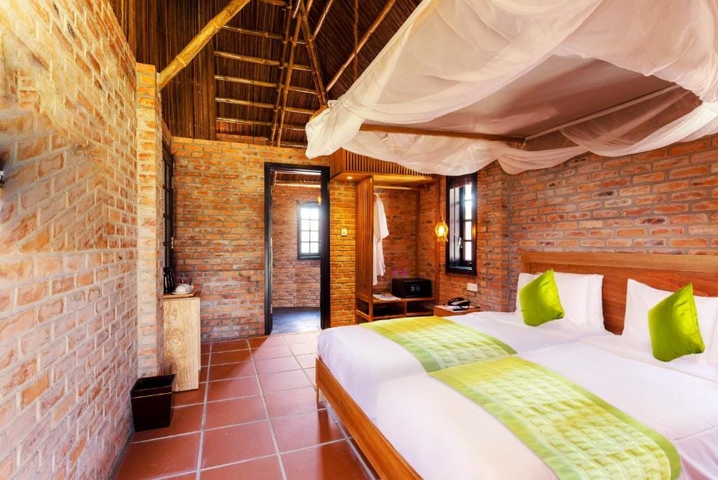 ENSO Retreat Hoi An – Rediscovery & Serenity là một khu resort gần phố cổ Hội An 3,5–4 sao nằm tại làng Cẩm Thanh, chỉ cách trung tâm Hội An và bãi biển Cửa Đại vài phút đi xe. Vị trí yên tĩnh giữa đồng ruộng và rừng dừa đước giúp bạn dễ dàng tìm thấy không gian thư thái, xa rời ồn ào đám đông, đồng thời thuận tiện để khám phá phố cổ và các bãi biển nổi tiếng .