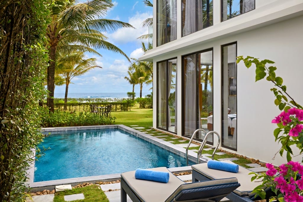 Wyndham Hoi An Royal Beachfront Resort & Villas là tổ hợp nghỉ dưỡng sang trọng 5 sao, trải dài ngay trên bờ biển An Bàng, cách trung tâm phố cổ Hội An chỉ khoảng 5–10 phút di chuyển thuận tiện. Từ vị trí đắc địa này, quý khách vừa được tận hưởng vẻ đẹp bình yên của bãi cát trắng mịn màng, vừa dễ dàng khám phá những giá trị văn hóa – lịch sử của Hội An, như Chùa Cầu, làng gốm Thanh Hà hay vùng đồi Ba Na Hills đầy hấp dẫn