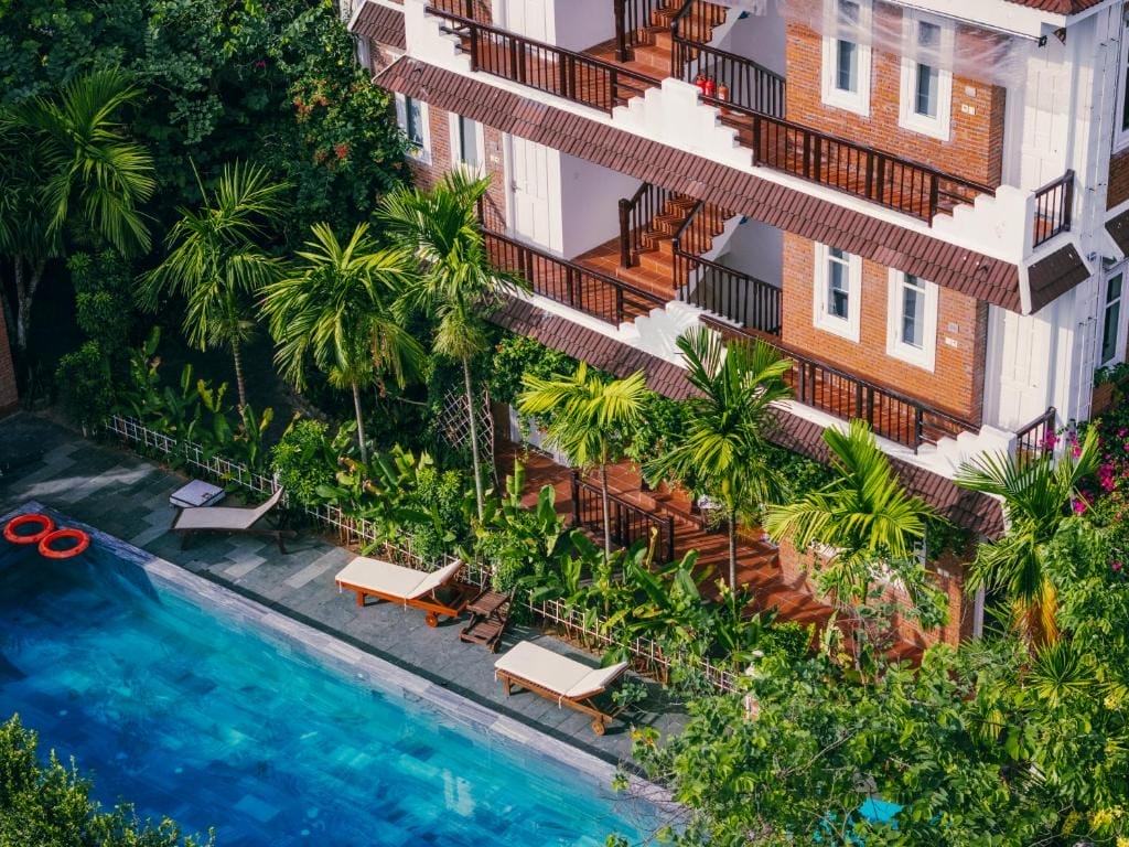Toàn bộ khuôn viên khách sạn rộng rãi với 27–28 phòng được trang bị máy lạnh, cửa sổ cách âm và ban công nhìn xuống sân vườn hoặc hồ bơi. Mỗi phòng đều có tivi màn hình phẳng, minibar, bàn làm việc, khu vực ghế ngồi riêng và phòng tắm riêng biệt tích hợp vòi sen, toilet, máy sấy tóc cùng các tiện nghi cơ bản. Một số phòng còn có hướng nhìn ra hồ bơi xanh mát.
