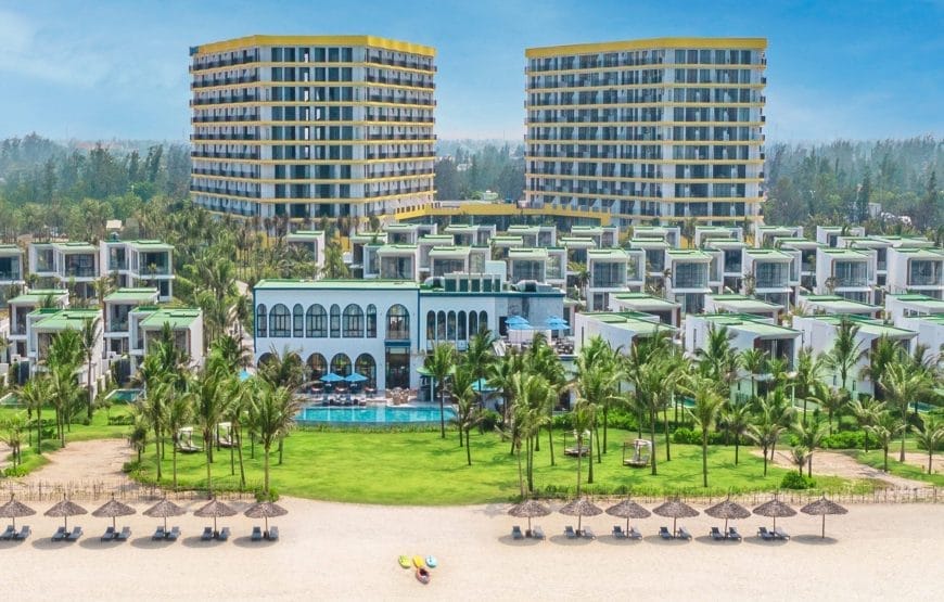 Điểm nổi bật không kém là dịch vụ chu đáo từ đội ngũ nhân viên được đánh giá cao về sự thân thiện và chuyên nghiệp. Phản hồi từ du khách ghi nhận “dịch vụ thật tuyệt vời, phòng ốc sạch sẽ, nhân viên rất nhiệt tình” hoặc “buffet sáng đa dạng, bữa tối hải sản phong phú”.