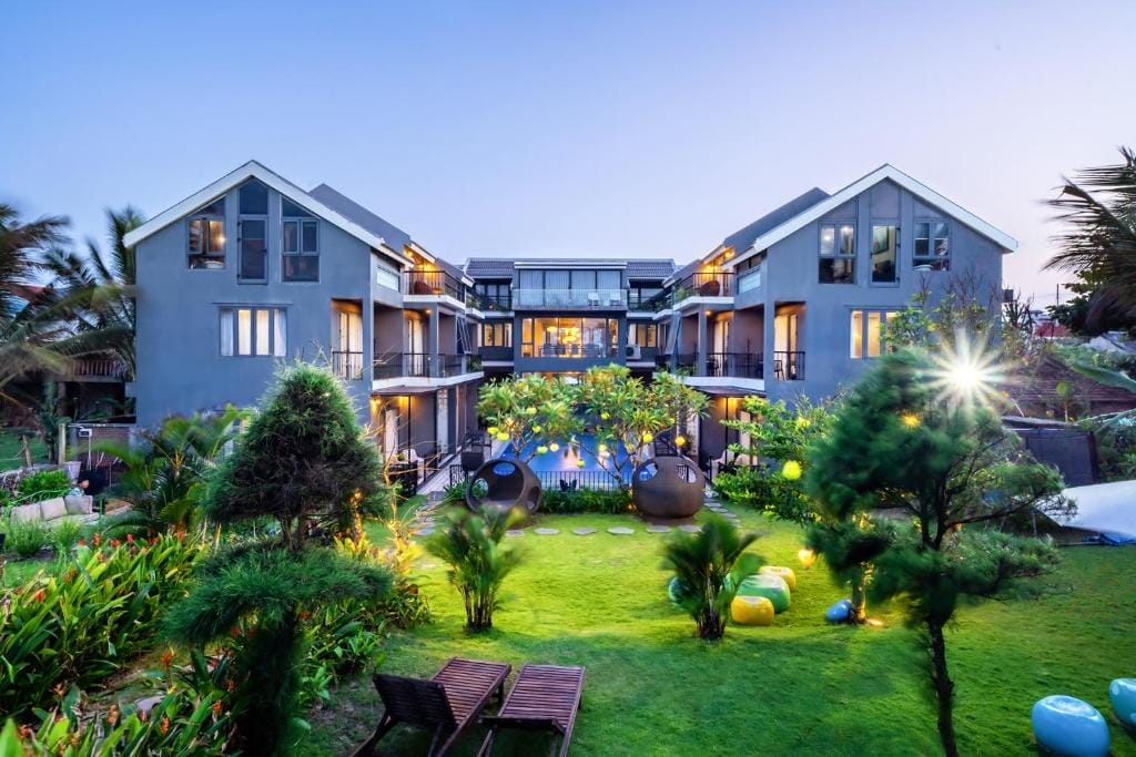 Sea’lavie Boutique Resort & Spa là một khu nghỉ dưỡng tinh tế tọa lạc ngay sát bãi biển An Bàng – một trong 25 bãi biển đẹp nhất châu Á, cách Phố cổ Hội An chỉ khoảng 4 km và sân bay Đà Nẵng khoảng 30 km. Giữa không gian biển xanh – cát trắng – nắng vàng, Sea’lavie mang đến cho bạn cảm giác gần gũi với thiên nhiên mà vẫn giữ được sự tiện nghi và sang trọng.